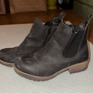 womens size 8.5 chelsea boot, scuffing on right boot but could be rubbed out